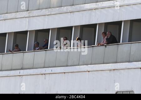 Ffort Lauderdale FL, États-Unis. 02 avril 2020. Passagers vus sur le bateau de croisière de Rotterdam après son arrivée à Port Everglades. Le bateau de croisière Holland America était en mer depuis 19 jours après que les ports sud-américains ont refusé leur entrée en raison de l'éclosion de coronavirus après que les gens ont été testés positifs pour COVID-19. Le 2 avril 2020 à fort Lauderdale, en Floride. Crédit: Mpi04/Media Punch/Alay Live News Banque D'Images