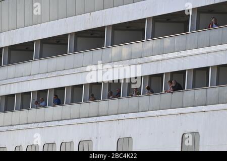 Ffort Lauderdale FL, États-Unis. 02 avril 2020. Passagers vus sur le bateau de croisière de Rotterdam après son arrivée à Port Everglades. Le bateau de croisière Holland America était en mer depuis 19 jours après que les ports sud-américains ont refusé leur entrée en raison de l'éclosion de coronavirus après que les gens ont été testés positifs pour COVID-19. Le 2 avril 2020 à fort Lauderdale, en Floride. Crédit: Mpi04/Media Punch/Alay Live News Banque D'Images