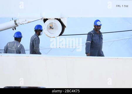 Ffort Lauderdale FL, États-Unis. 02 avril 2020. Le personnel a vu retirer les bagages du bateau de croisière de Zaandam après son arrivée à Port Everglades. Le bateau de croisière Holland America était en mer depuis 19 jours après que les ports sud-américains ont refusé leur entrée en raison de l'éclosion de coronavirus après que les gens ont été testés positifs pour COVID-19. Le 2 avril 2020 à fort Lauderdale, en Floride. Crédit: Mpi04/Media Punch/Alay Live News Banque D'Images