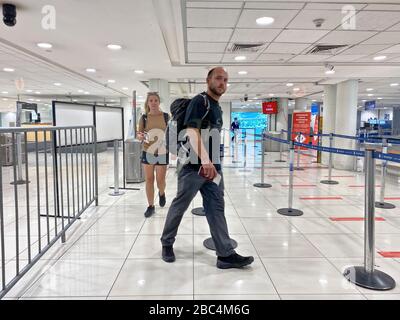 Les voyageurs arrivent à vider les contrôles d'immigration à l'aéroport international de Santiago en raison d'une éclosion du nouveau virus Corona COVID-19. L'Organisation mondiale de la santé (OMS) a déclaré la COVID-19 pandémique, largement répandue à l'échelle mondiale le 11 mars. Banque D'Images