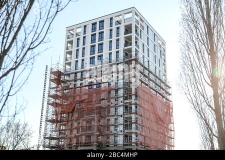 01 avril 2020, Saxe, Leipzig: Les échafaudages ont retiré les échafaudages du premier tiers de la nouvelle "Tour Lipsia". La première tour post-réunification dans le quartier de Granau, bâtiment en plaques de Leipzig, a une place pour 60 appartements sur ses 13 étages. La coopérative d'habitation Lipsia investit 13 millions d'euros. Le projet sans barrière 'Lipsia Tower' est principalement destiné aux locataires plus âgés. Selon les plans actuels, les premiers résidents devraient se déplacer en juillet. Les coopératives d'habitation saxonnes construisent 499 nouveaux appartements à l'échelle nationale en 2020. Photo: Jan Woitas/dpa-Zentralbil Banque D'Images