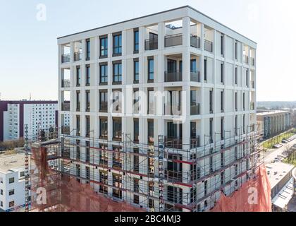 01 avril 2020, Saxe, Leipzig: Les échafaudages ont retiré les échafaudages du premier tiers de la nouvelle "Tour Lipsia". La première tour post-réunification dans le quartier de Granau, bâtiment en plaques de Leipzig, a une place pour 60 appartements sur ses 13 étages. La coopérative d'habitation Lipsia investit 13 millions d'euros. Le projet sans barrière 'Lipsia Tower' est principalement destiné aux locataires plus âgés. Selon les plans actuels, les premiers résidents devraient se déplacer en juillet. Les coopératives d'habitation saxonnes construisent 499 nouveaux appartements à l'échelle nationale en 2020. (Enregistré avec un drone) photo: J Banque D'Images