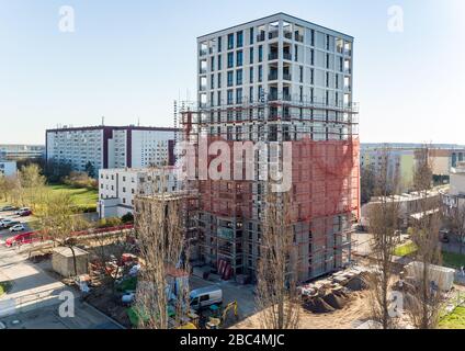 01 avril 2020, Saxe, Leipzig: Les échafaudages ont retiré les échafaudages du premier tiers de la nouvelle "Tour Lipsia". La première tour post-réunification dans le quartier de Granau, bâtiment en plaques de Leipzig, a une place pour 60 appartements sur ses 13 étages. La coopérative d'habitation Lipsia investit 13 millions d'euros. Le projet sans barrière 'Lipsia Tower' est principalement destiné aux locataires plus âgés. Selon les plans actuels, les premiers résidents devraient se déplacer en juillet. Les coopératives d'habitation saxonnes construisent 499 nouveaux appartements à l'échelle nationale en 2020. (Enregistré avec un drone) photo: J Banque D'Images