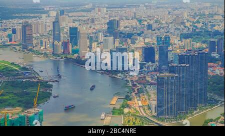 HO CHI MINH VILLE / VIETNAM - 11 JUIN 2019: Vue sur la ville depuis Landmark 81 Skydeck du District 2 le matin. Banque D'Images