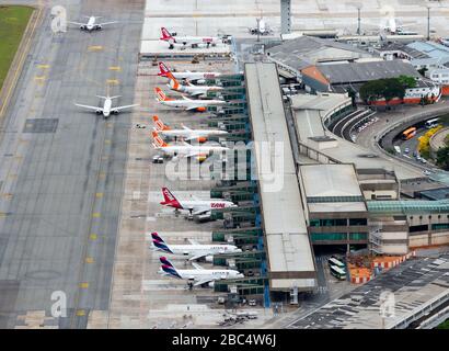 Vue d'ensemble aérienne du terminal des passagers de l'aéroport Congonhas. Aéroport central de Sao Paulo, Brésil utilisé pour les vols intérieurs. Gamme d'avions. Banque D'Images