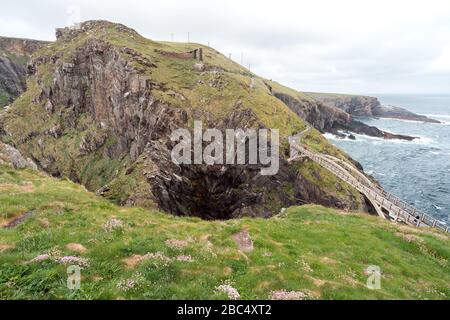Pont menant à la station de signalisation Mizen Head, Irlande Banque D'Images