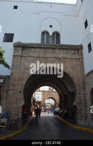 L'entrée de l'arcade dans le quartier colonial français Habbous de Casablanca, Maroc, avec le café impérial à gauche. Banque D'Images