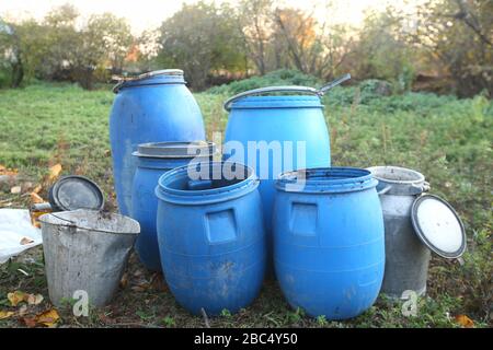 Les fûts bleus en plastique pour le stockage des produits chimiques . Tas de fûts en plastique bleu utilisés pour stocker de l'eau et d'autres liquides. Banque D'Images
