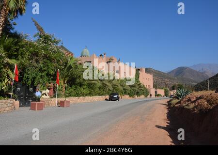 L'extérieur de Kasbah Tamadot, hôtel de luxe de Richard Branson de style riad près d'Asni dans les montagnes de l'Atlas, au Maroc. Banque D'Images