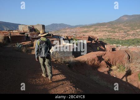 Un guide vous conduira dans un village berbère amazigh près d'Asni, dans les montagnes de l'Atlas au Maroc. Banque D'Images