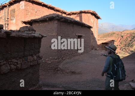 Un guide vous conduira dans un village berbère amazigh près d'Asni, dans les montagnes de l'Atlas au Maroc. Banque D'Images