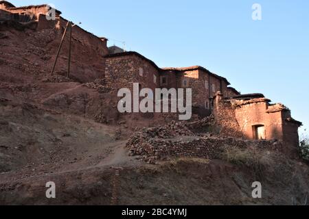 Un sentier de terre mène dans un village berbère amazigh près d'Asni, dans les montagnes de l'Atlas au Maroc. Banque D'Images