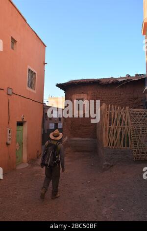 Un guide vous conduira dans un village berbère amazigh près d'Asni, dans les montagnes de l'Atlas au Maroc. Banque D'Images