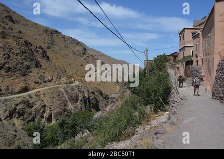 Trekking dans le village d'Armed (Aroumd), un village isolé au sommet d'une colline entre Imlil et le Mont Toubkal dans les montagnes du Haut Atlas, au Maroc. Banque D'Images