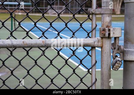 Gros plan sur la porte d'un court de tennis avec filet en arrière-plan. Banque D'Images