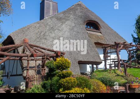 Maison rurale traditionnelle avec un toit de chaume dans la région de Podravina De Croatie (PRC) - Restaurant Podravska klet sur PRC Banque D'Images