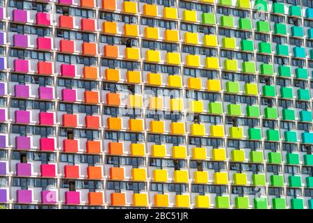 Pretoria, Afrique du Sud, 31 janvier - 2020: Un cloding coloré sur les balcons du bâtiment d'hébergement étudiant. Banque D'Images