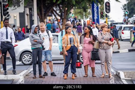 Johannesburg, Afrique du Sud 18 février - 2020: Piétons traversant la route dans le centre-ville Banque D'Images