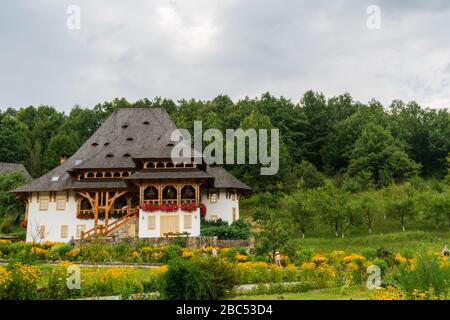 Bâtiments en bois dans la cour du monastère de Barsana, Roumanie Banque D'Images