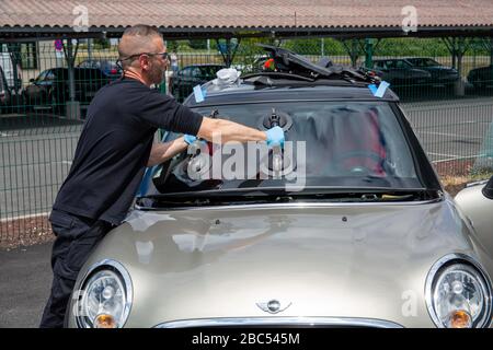 Bordeaux , Aquitaine / France - 03 03 2020 : carglass MAN automobile travailleurs spéciaux remplacer pare-brise de mini-voiture à la maison Banque D'Images