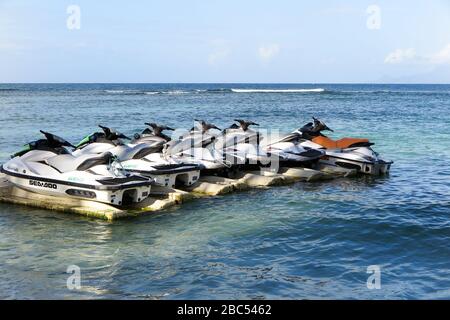 les jet skis yamaha stationnés sur le ponton flottant de la jetée Banque D'Images