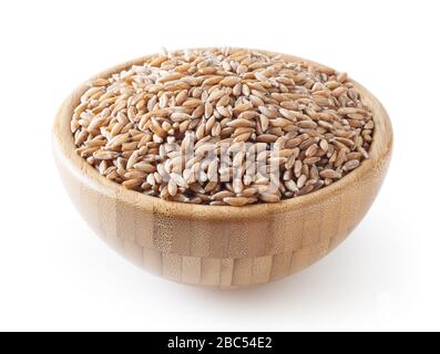 Les grains d'épeautre dans bol en bois isolé sur fond blanc avec clipping path Banque D'Images