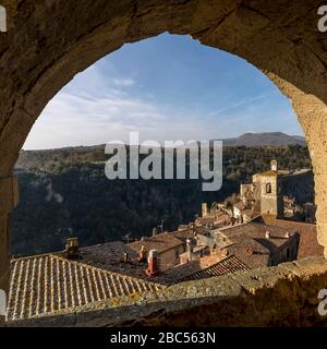 Belle vue aérienne du centre historique de Sorano, une des villes tuf de la Maremme, Grosseto, Toscane, Italie, encadré dans une arche Banque D'Images