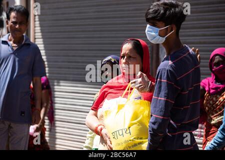 Ambala Haryana Inde, 02 avril 2020.le gouvernement distribuant de l'alimentation et de l'épicerie à la famille pauvre pendant le lock-down en Inde. Govt. Aider les pauvres Banque D'Images