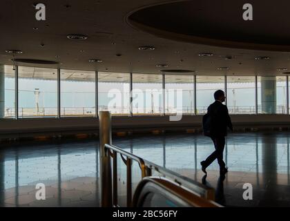 Tokyo, Japon. 3 avril 2020. Un homme marche à l'intérieur de l'aéroport international de Tokyo. La nouvelle interdiction d'entrée imposée par le Japon à partir d'aujourd'hui s'étendra aux ressortissants étrangers qui voyagent de 73 pays et régions qui comprennent les États-Unis, le Canada, le Royaume-Uni en plus de la plupart de l'Europe et de la Chine dans le but de lutter contre la propagation de la COVID-19 au Japon. Crédit: AFLO/Alay Live News Banque D'Images