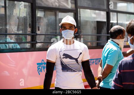 Ambala Haryana Inde, 02 avril 2020. Un jeune homme indien portant un masque sur la route aide les familles pauvres à avoir de la nourriture et des besoins essentiels de la vie quotidienne Banque D'Images