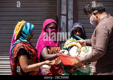 Ambala Haryana Inde, 02 avril 2020. Indian Man distribuant des fruits aux familles pauvres sur la route pour rester à la maison pendant l'écluse en Inde Banque D'Images