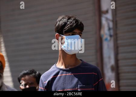 Ambala Haryana Inde, 02 avril 2020. Un jeune homme indien portant un masque sur la route aide les familles pauvres à avoir de la nourriture et des besoins essentiels de la vie quotidienne Banque D'Images