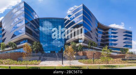 Johannesburg, Afrique du Sud, 14 mars - 2020: Extérieur du bâtiment moderne avec façade en verre. Banque D'Images