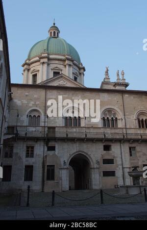 Brescia, Italie - 1 août 2018: La vue de la cour intérieure du palais médiéval Palazzo del Broletto avec dôme de la nouvelle cathédrale en arrière-plan en août Banque D'Images