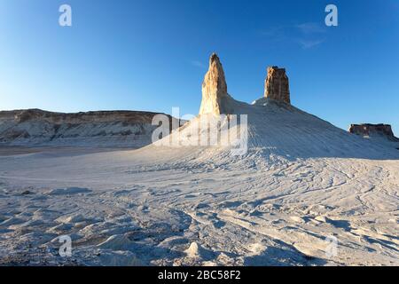 Des formations rocheuses spectaculaires, des montagnes de calcaire dans le plateau d'Ustyurt à Bosjira dans le désert de la dépression Caspienne, Aktau, région de Mangystau, Kazakhstan Banque D'Images