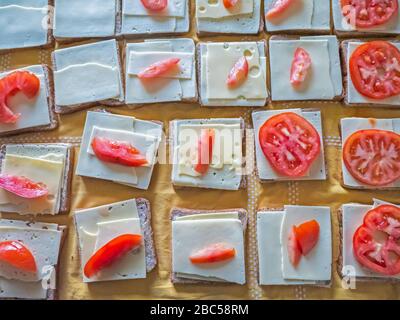 Gros plan sur les sandwichs à salade de fromage prêts à être livrés à un service caritatif alimentaire tenu à Genève, Suisse. Banque D'Images