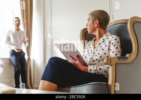 Médecin âgé à l'écoute d'un jeune homme Banque D'Images