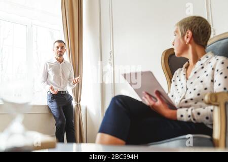 Femme psychothérapeute senior assis dans un fauteuil Banque D'Images