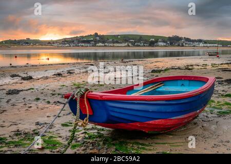 Appledore, North Devon, Angleterre. Vendredi 3 avril 2020. Météo britannique. Après une nuit douce sur l'estuaire de la rivière Torridge, les villages côtiers d'Instow et d'Appledore se réveillent jusqu'à une aube surmoulée alors que des nuages légers et des vents légers sont prévus pour North Devon. Crédit: Terry Mathews/Alay Live News Banque D'Images