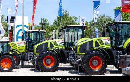 Novi Sad, Serbie: 9 mai. 2015 - salon Novi Sad Agro avec les gens et salon équitable. Tracteurs et récolteuse modernes exposés sur le salon agricole Banque D'Images