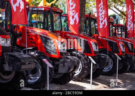 Novi Sad, Serbie: 9 mai. 2015 - salon Novi Sad Agro avec les gens et salon équitable. Tracteurs et récolteuse modernes exposés sur le salon agricole Banque D'Images