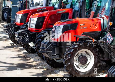 Novi Sad, Serbie: 9 mai. 2015 - salon Novi Sad Agro avec les gens et salon équitable. Tracteurs et récolteuse modernes exposés sur le salon agricole Banque D'Images