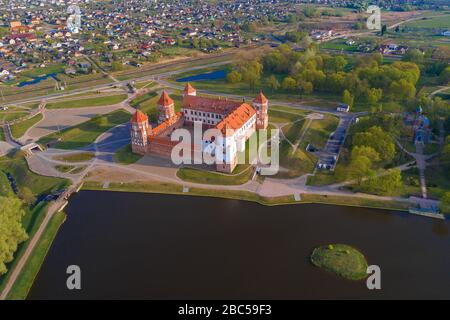 Au-dessus du château de Mir, un matin ensoleillé de printemps (photographie aérienne). Mir, Biélorussie Banque D'Images