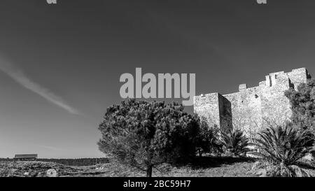 L'ancienne Rocca Aldobrandesca de Talamone, Grosseto, Toscane, Italie, Europe, sur une belle journée ensoleillée, en noir et blanc Banque D'Images