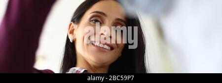 Adorable couturière talentueuse femme Banque D'Images