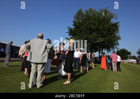 Des jockeys, des entraîneurs et des propriétaires dans l'anneau de parade à Epsom Downs Banque D'Images