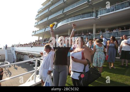 Les amateurs de course s'imprégnent de l'atmosphère à Epsom Downs Banque D'Images