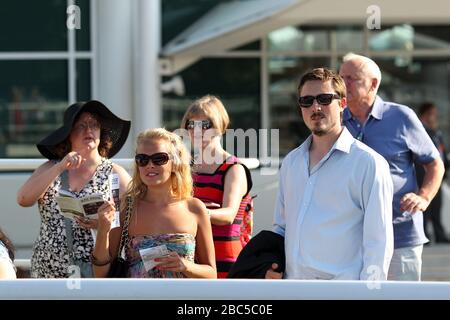 Les amateurs de course s'imprégnent de l'atmosphère à Epsom Downs Banque D'Images