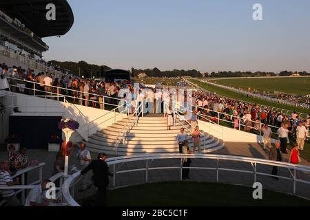 Les amateurs de course s'imprégnent de l'atmosphère à Epsom Downs Banque D'Images