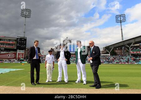 Le capitaine d'Afrique du Sud Graeme Smith (2ème à droite) se tient aux côtés du capitaine d'Angleterre Andrew Strauss (au centre) et de Michael Atherton (à gauche) de Sky Sports. Banque D'Images